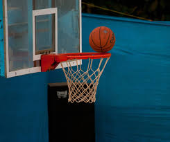 Balón entrando en canasta de baloncesto