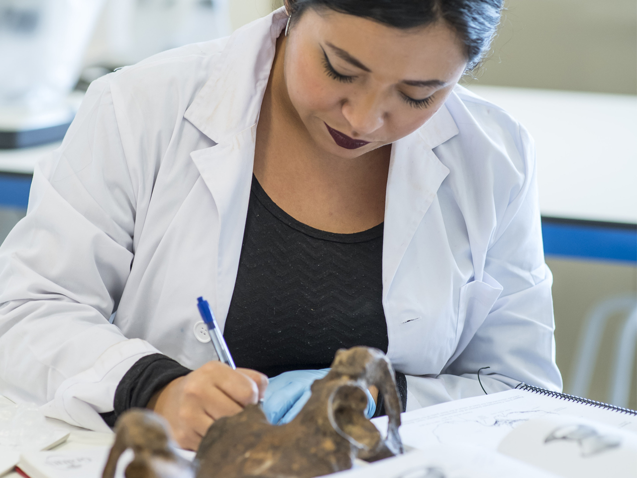 Chica escribiendo 