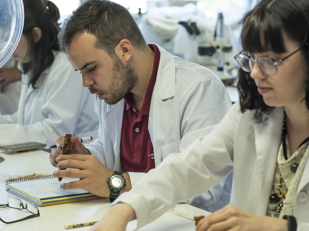 Personas en laboratorio