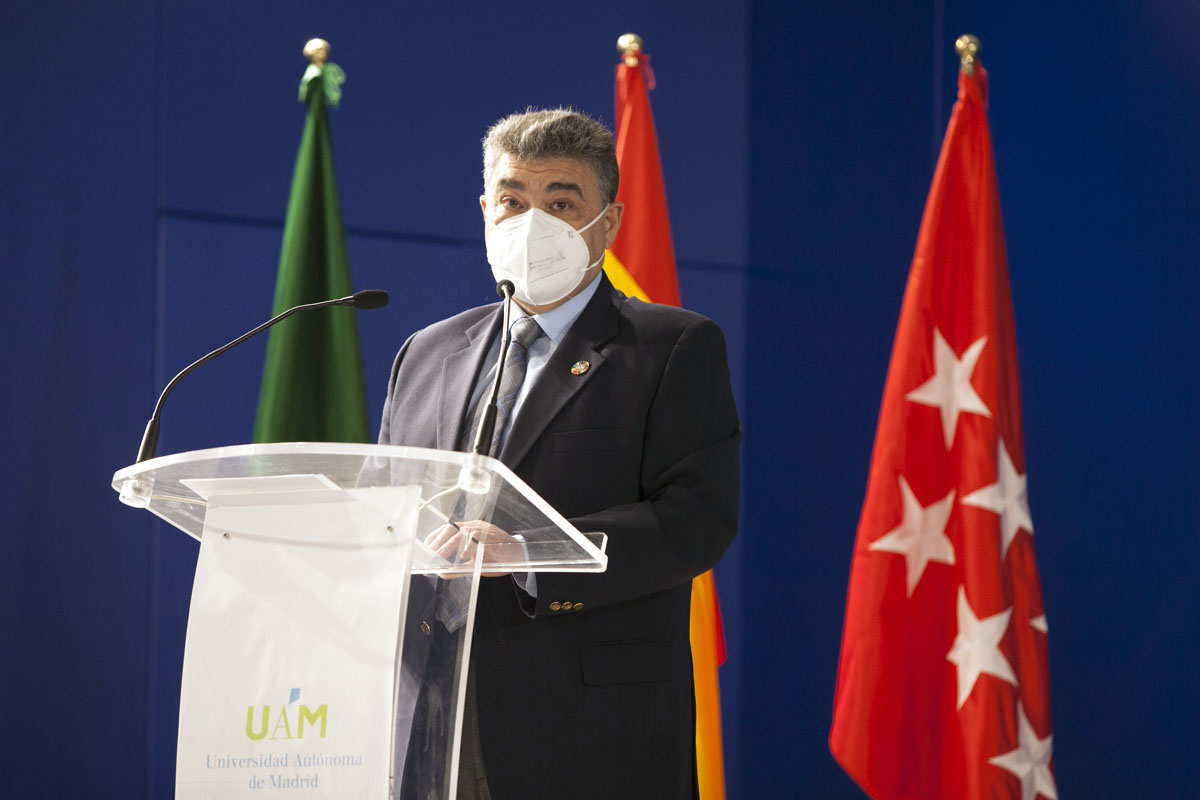 Imagen de Manuel Chicharro durante el discurso de toma de posesión del cargo de decano de la Facultad de Ciencias