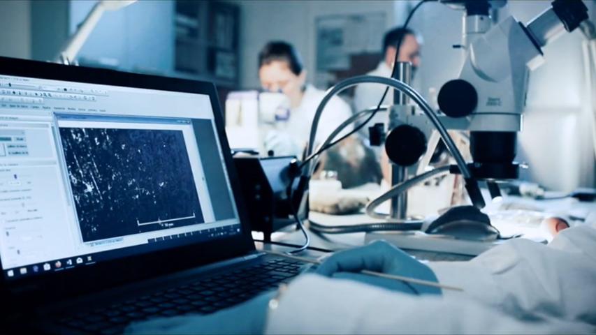 gente en laboratorio