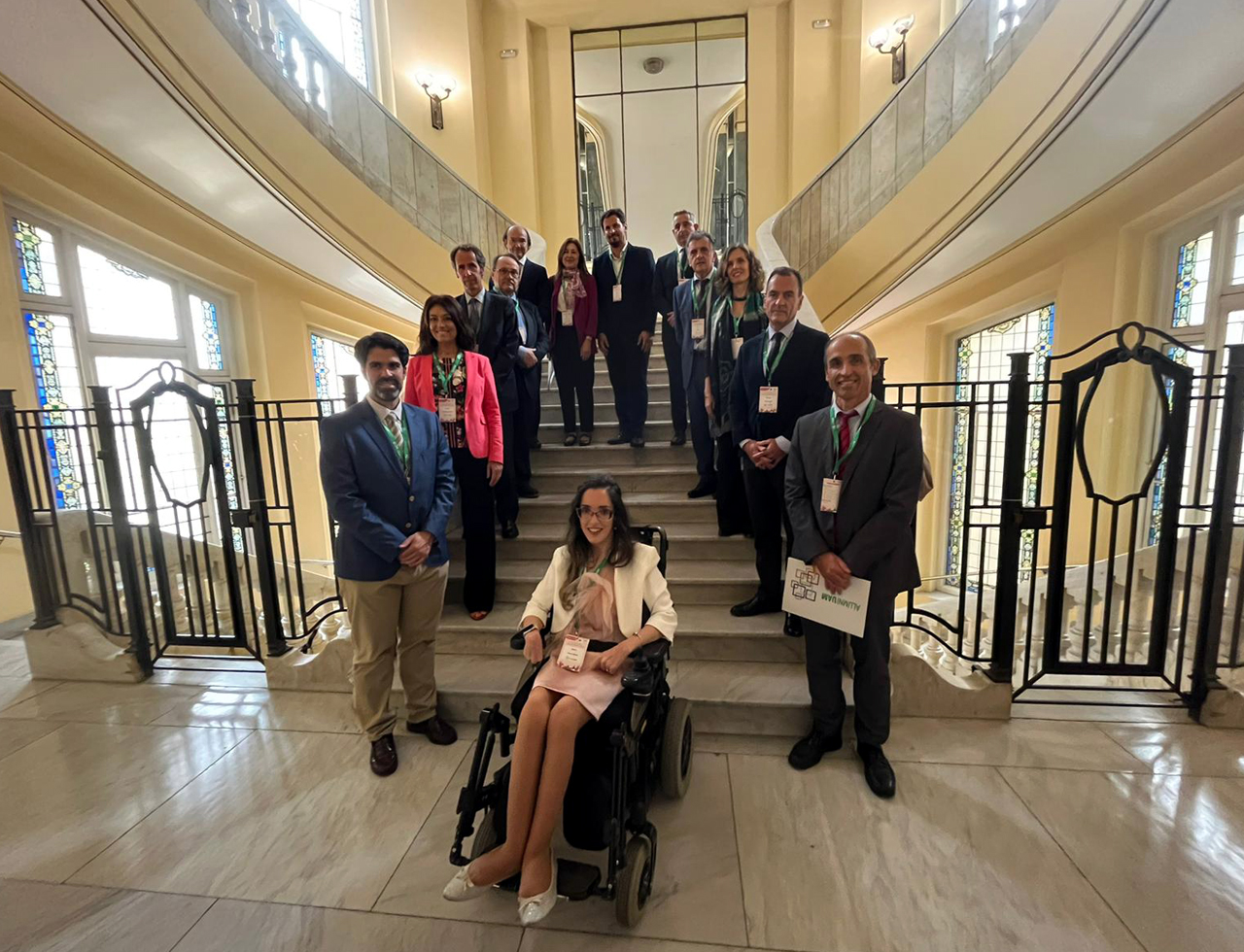 Foto de familia de los premiados junto a las autoridades en el Círculo de Bellas Artes de Madrid, donde se celebró la gala. / Foto: @cbamadrid