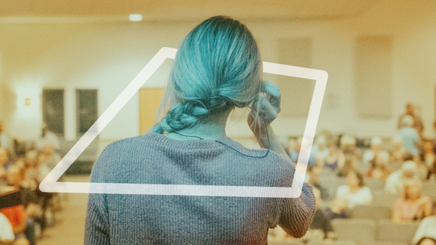 Foto de una persona en un aula de personas