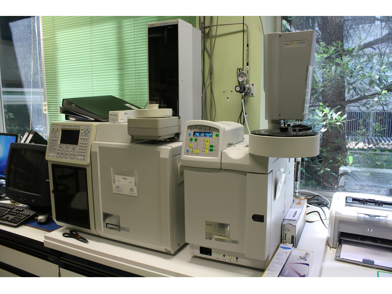 Cromatógrafo de gases con detector FID y Cromatógrafo de gases con detectores FID y ECD