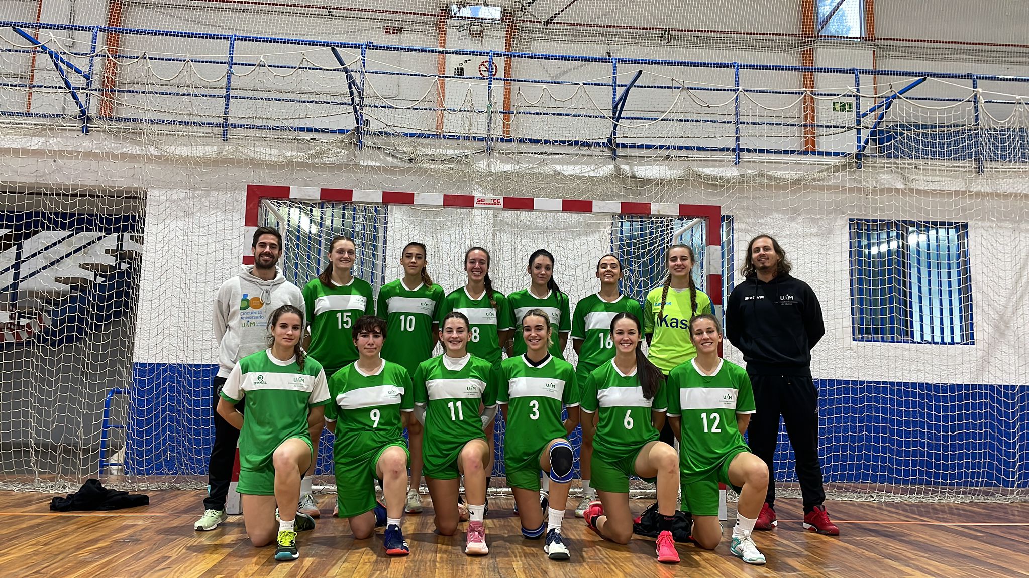 Foto de las jugadoras y del entrenador del equipo de Balonmano Femenino UAM