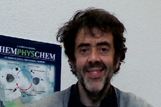 Imagen de José Ramón Ares junto a un cartel sobre Ciencia.