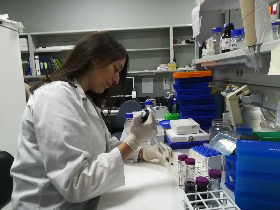 Vivian Capilla González trabajando en un centro de investigación en Sevilla | Fundación progreso y Salud
