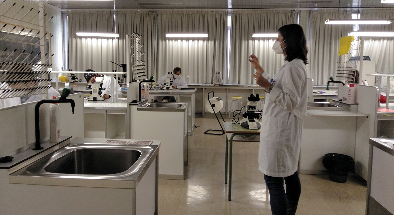 Una profesora da una clase en un laboratorio de la Facultad de Medicina de la UAM / UAM