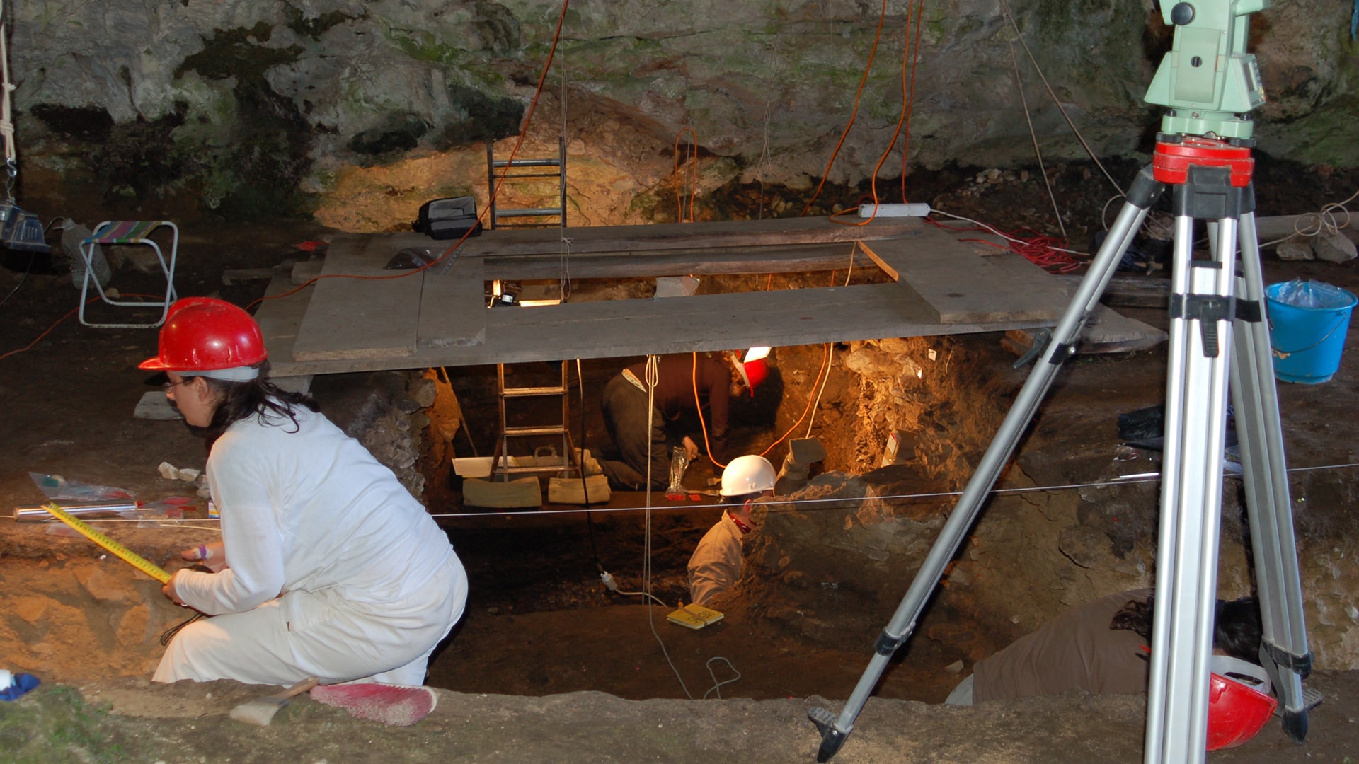 Imagen en la que aparecen varios arqueólogos trabajando en la Cueva del Esquilleu