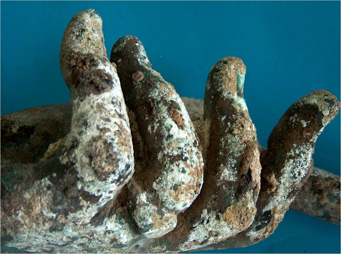 Detalle de la corrosión de los dedos de la mano de bronce de Valeria.