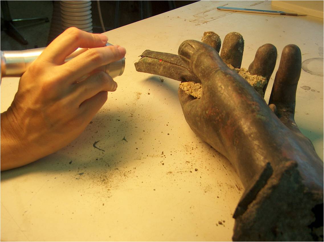 Limpieza láser de la mano de bronce de Valeria.