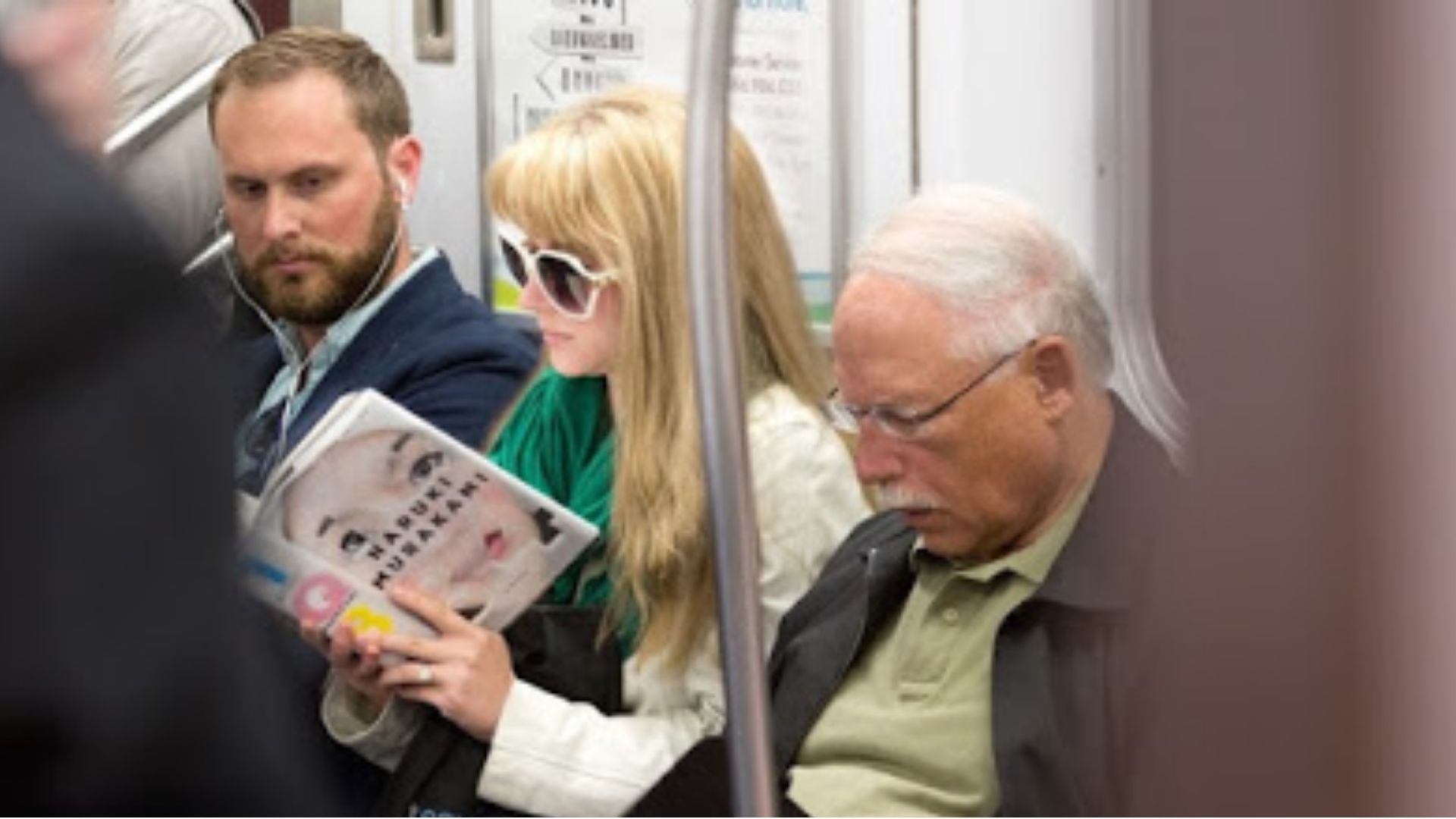 Imagen con con pasajeros del metro de Nueva York leyendo libros