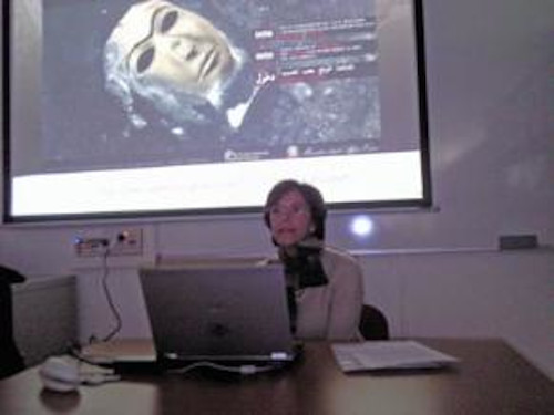 mujer mostrando diapositiva