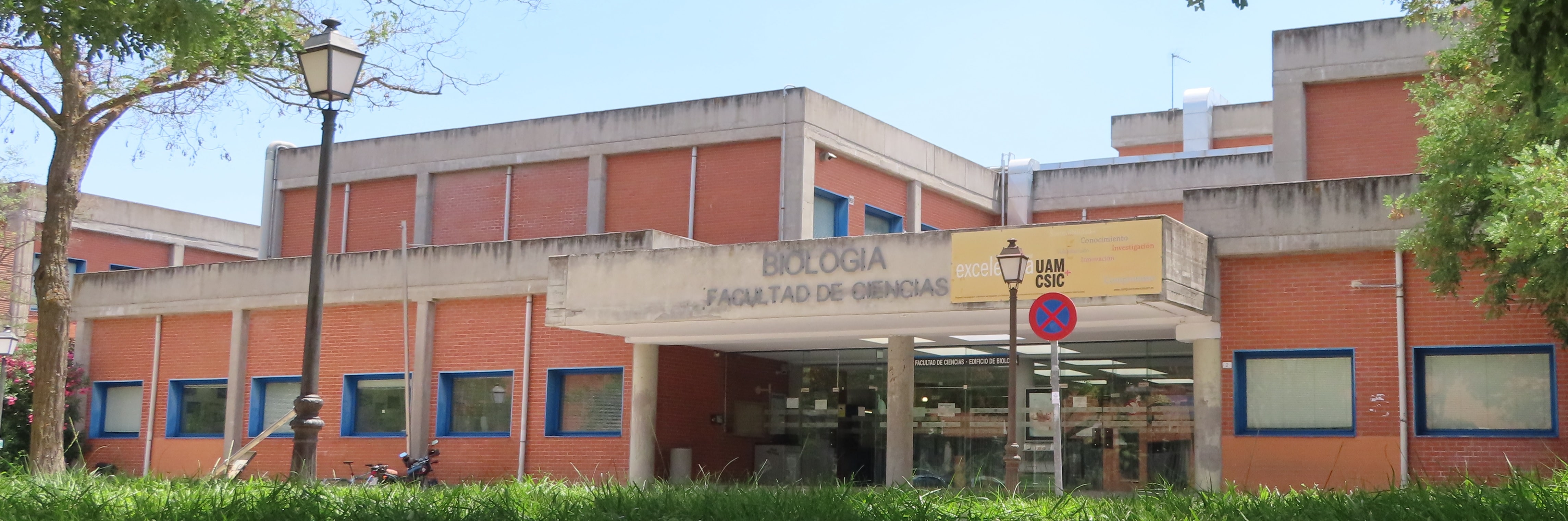 Fachada del edificio de Biología UAM, sede del CIBC
