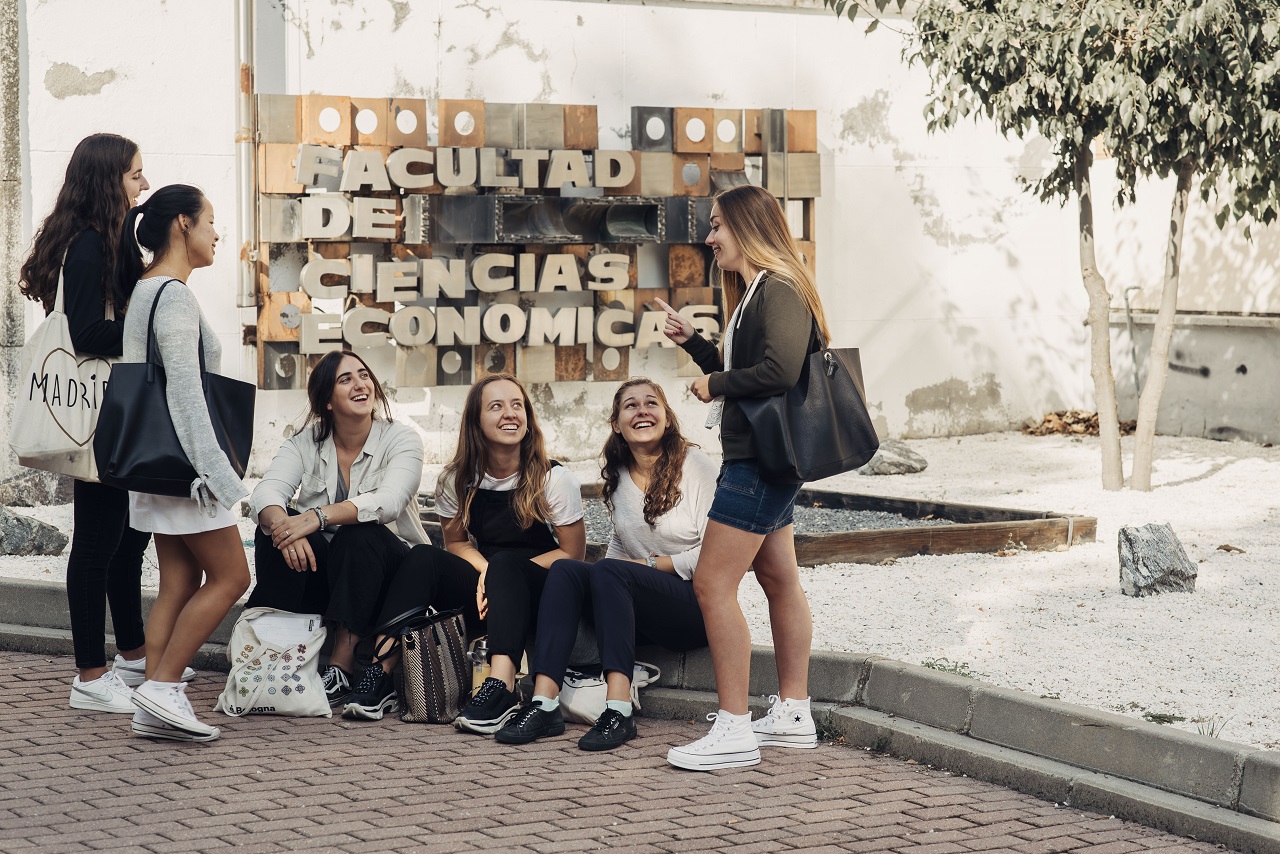 Un grupo de estudiantes conversa animadamente frente a la facultad de Ciencias Econmicas y Empresariales 