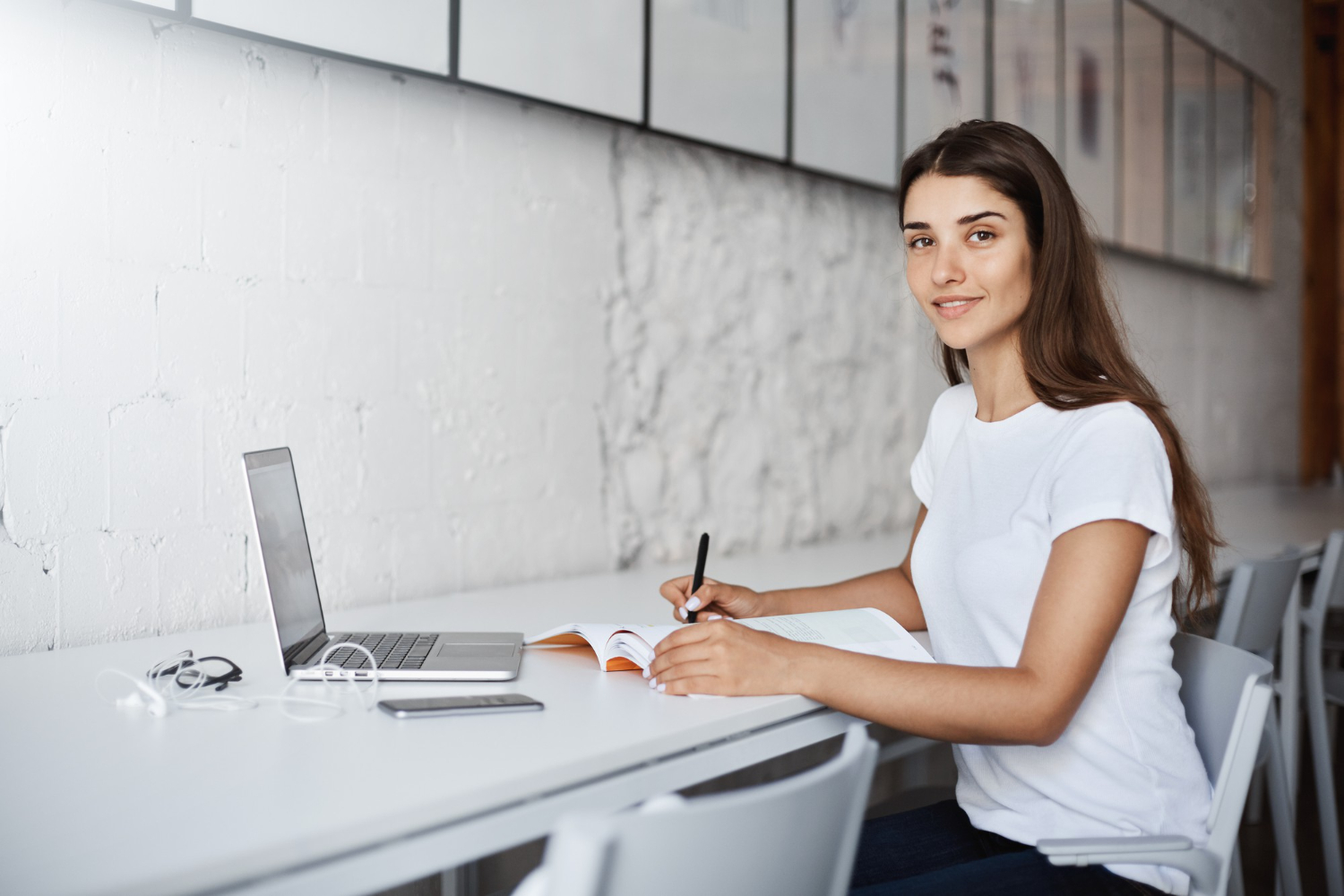 Joven mujer asistiendo a un curso