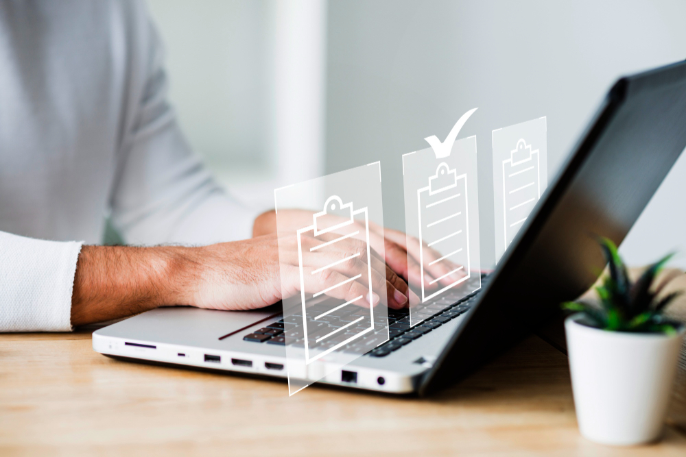 Estudiante asistiendo a un curso online