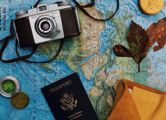 Imagen de un mapa , cámara fotográfica y pasaporte