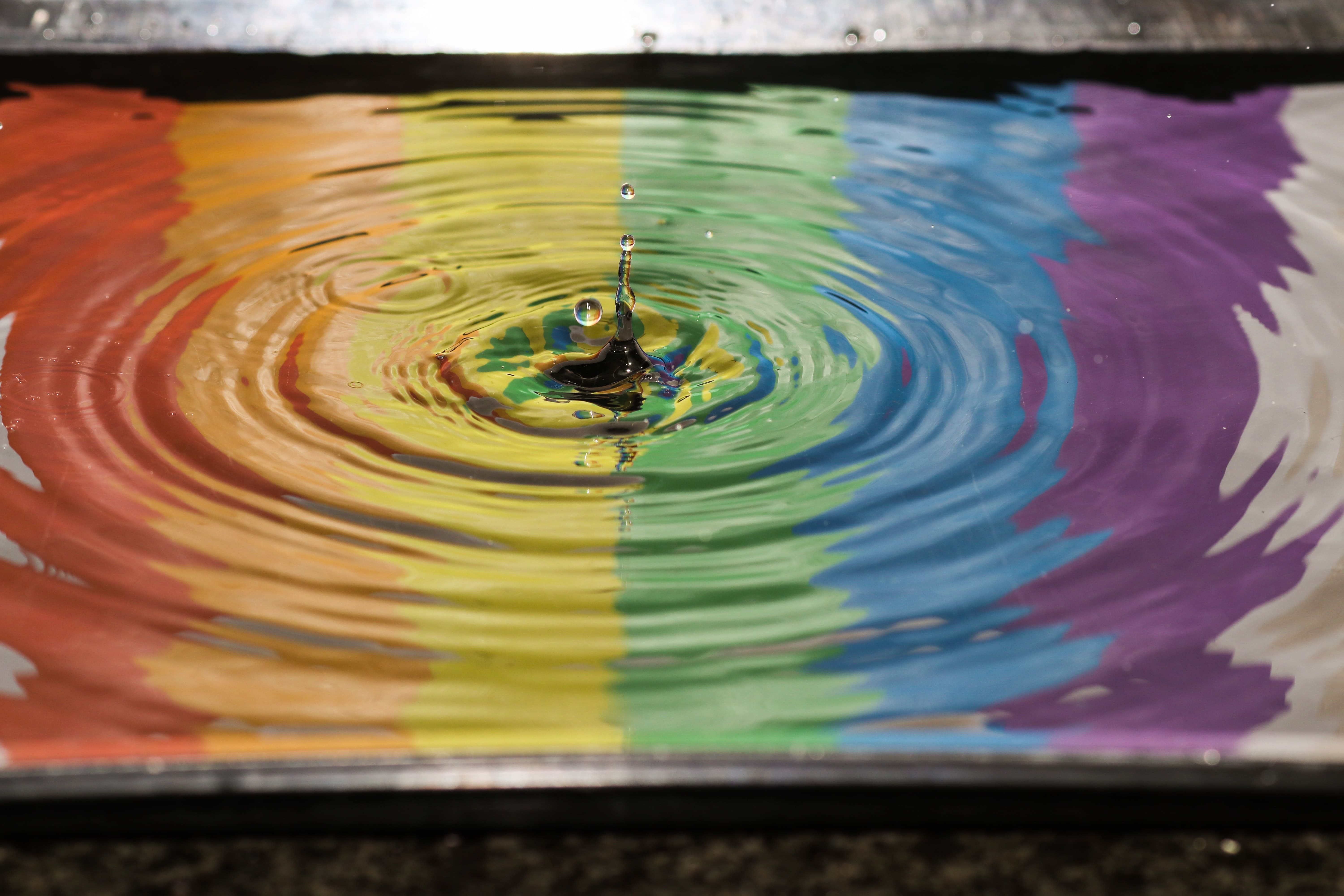Imagen que muestra una gota de agua con el color arcoiris que ilustra el cartel de las I Jornadas LGTBIQ+ #Autonomaorgullosa / Jordan McDonald - Unsplash
