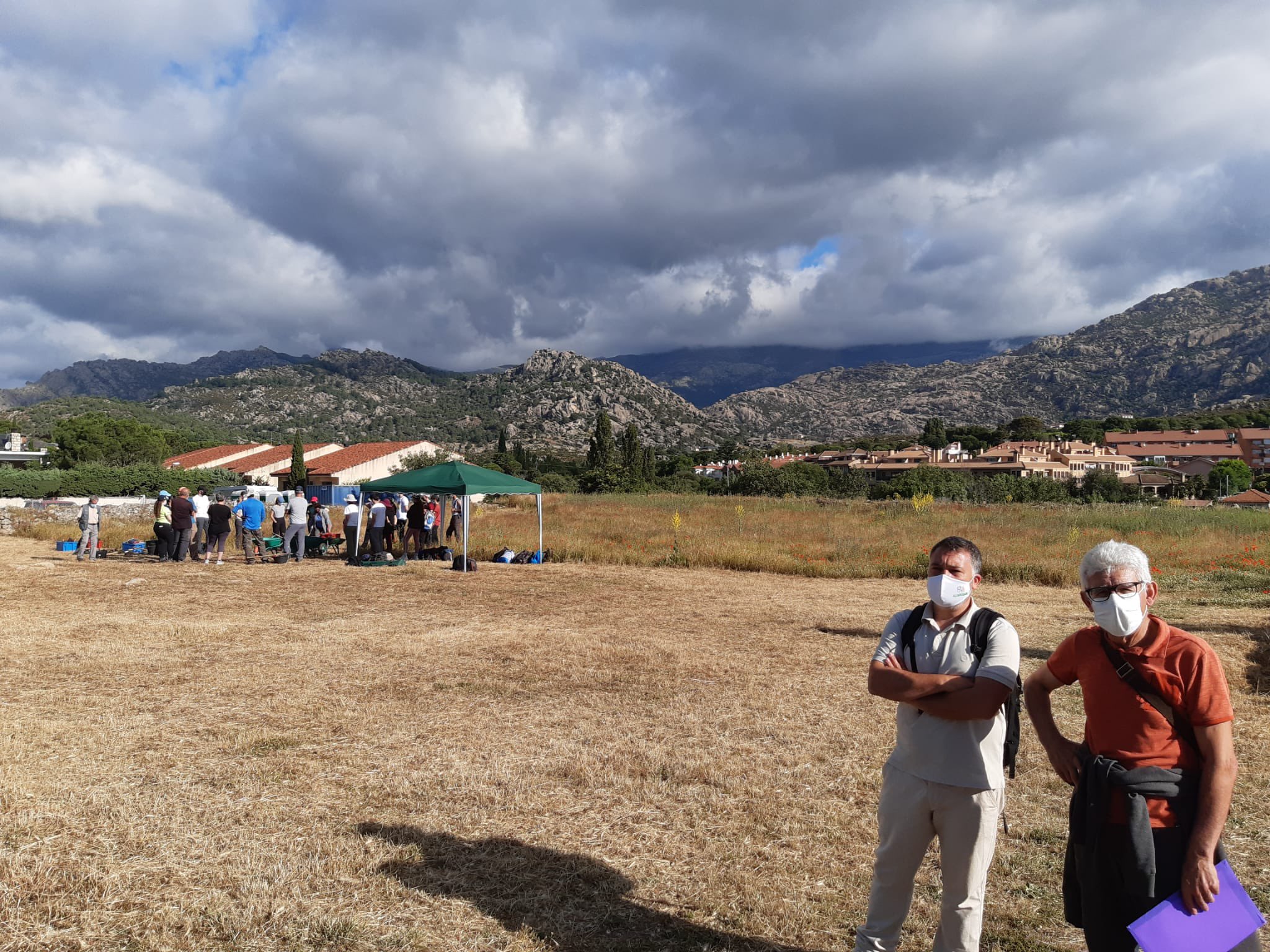 Imagen de los profesores Joaquín Barrio y Javier Salido en el enclave de la excavación