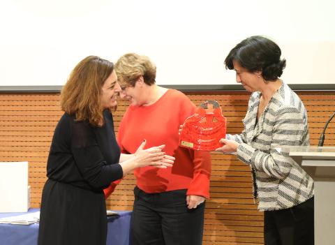 Imagen que muestra a Margarita Alfaro recogiendo el Premio Madrid Incluye de manos de Celia Mayer