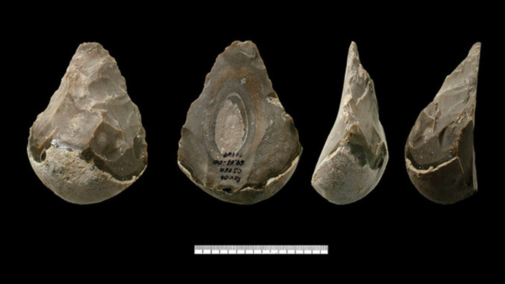 Imagen de un bifaz recuperado en el yacimiento arqueológico de Revadim (Israel)