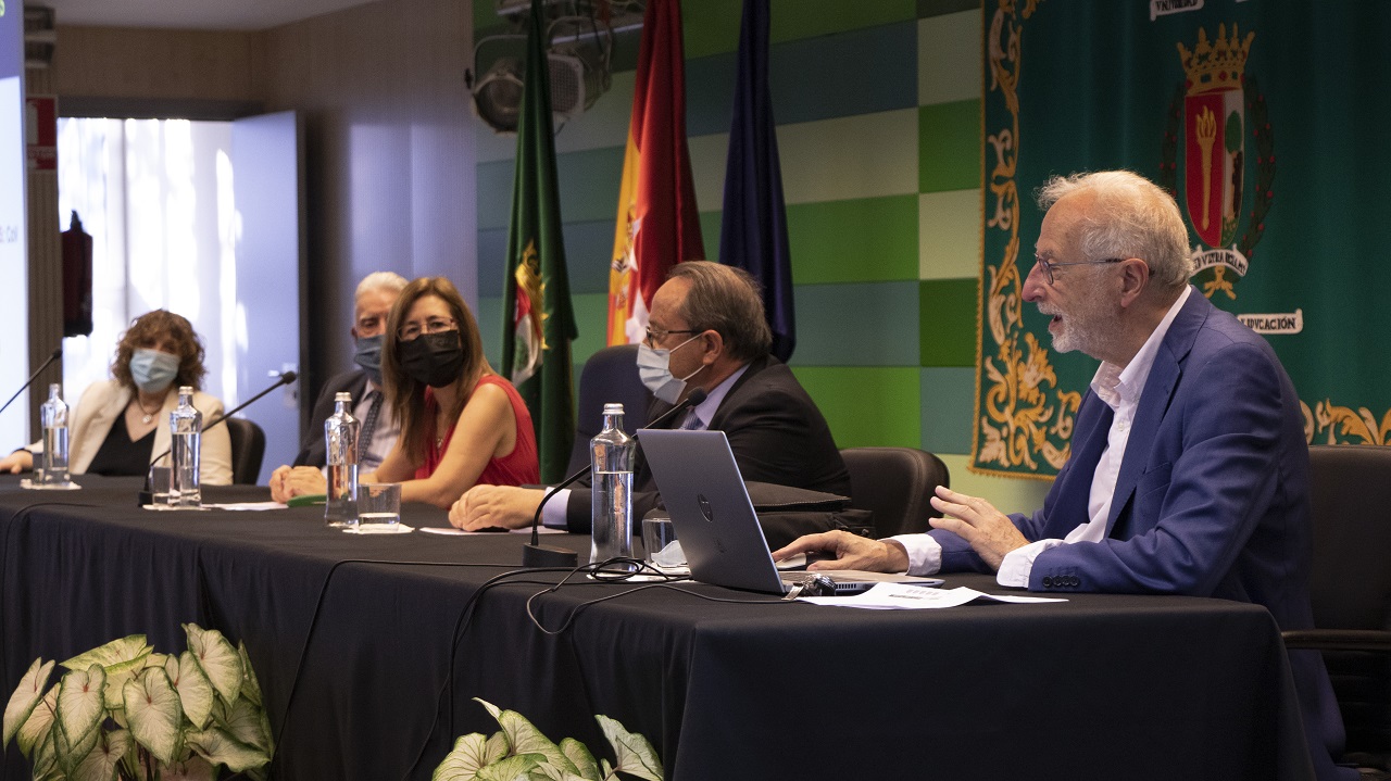 En la mesa, de izquierda a derecha, la Secretaria General, el presidente del Consejo Social, la Rectora, el Decano de Medicina y el virólogo Luis Enjuanes