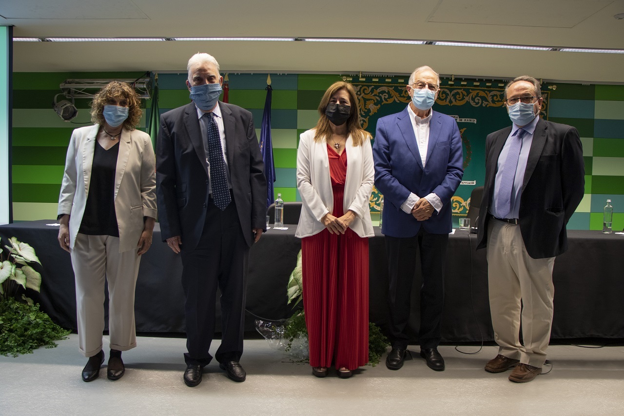  de izquierda a derecha, la Secretaria General, el presidente del Consejo Social, la Rectora, el Decano de Medicina y el virólogo Luis Enjuanes
