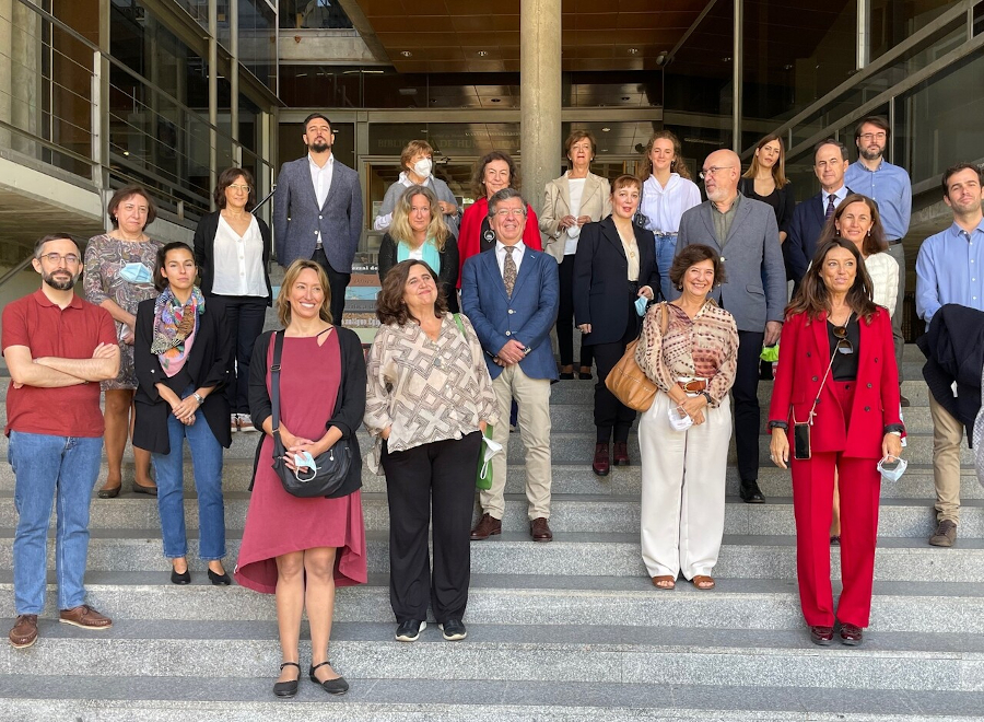 Fotografía de los asistentes al homenaje a Artola con motivo de la donación de su biblioteca a la Biblioteca de Humanidades de la Universidad Autónoma de Madrid