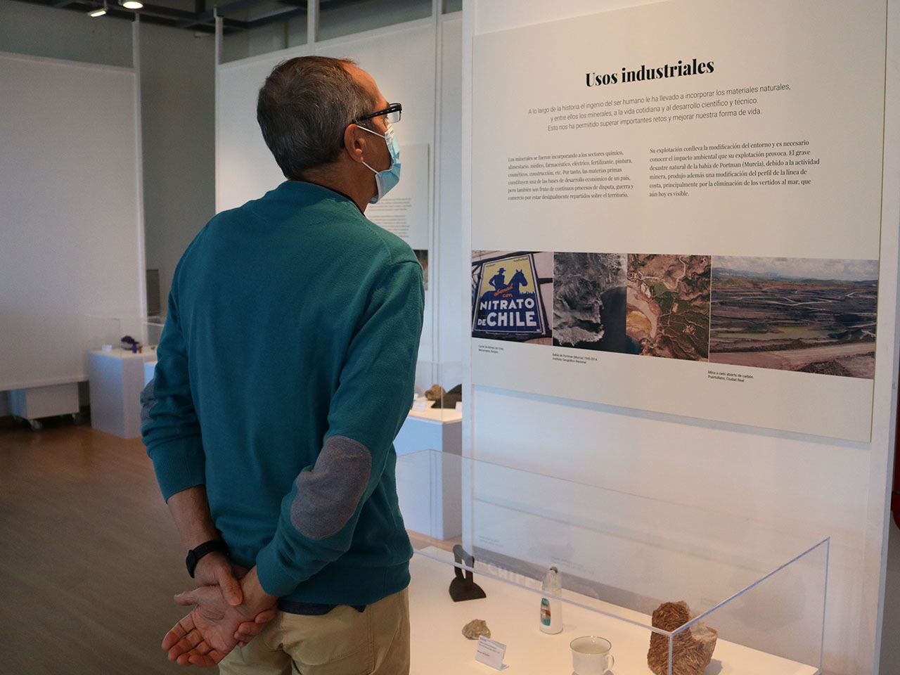Un visitante observa uno de los paneles explicativos de la exposición