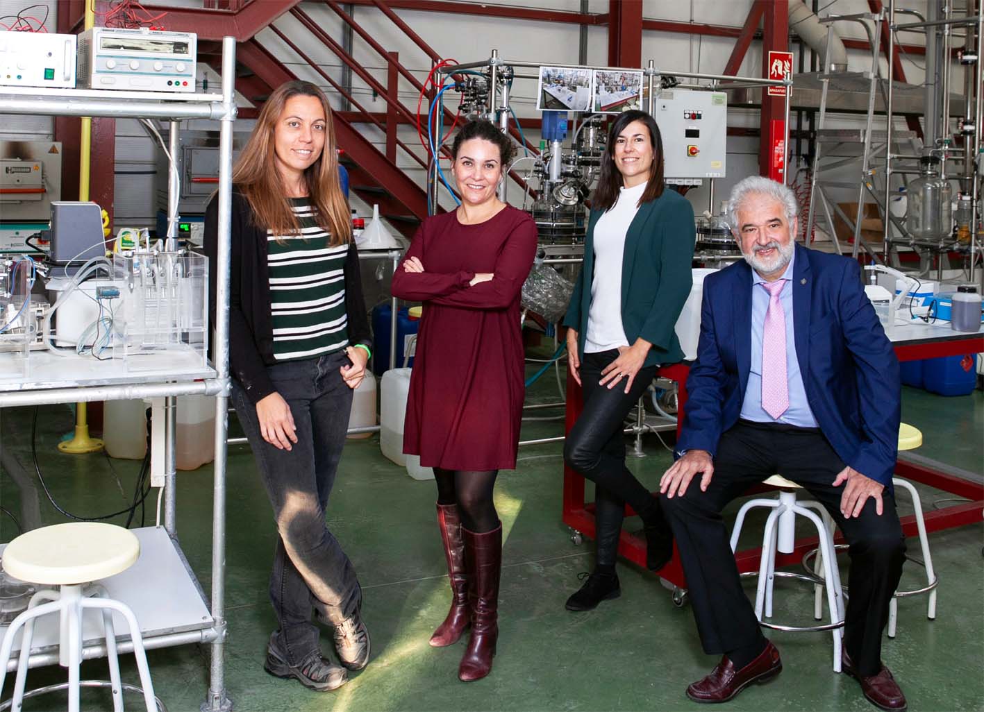 El fundador y fundadoras de Captoplastic, el catedrático de la UAM José Antonio Casas y las profesoras Zahara Martínez y Macarena Muñoz, del Departamento de Ingeniería Química de la UAM, junto a la CEO de la empresa ganadora, Raquel Parra (segunda por la izquierda).