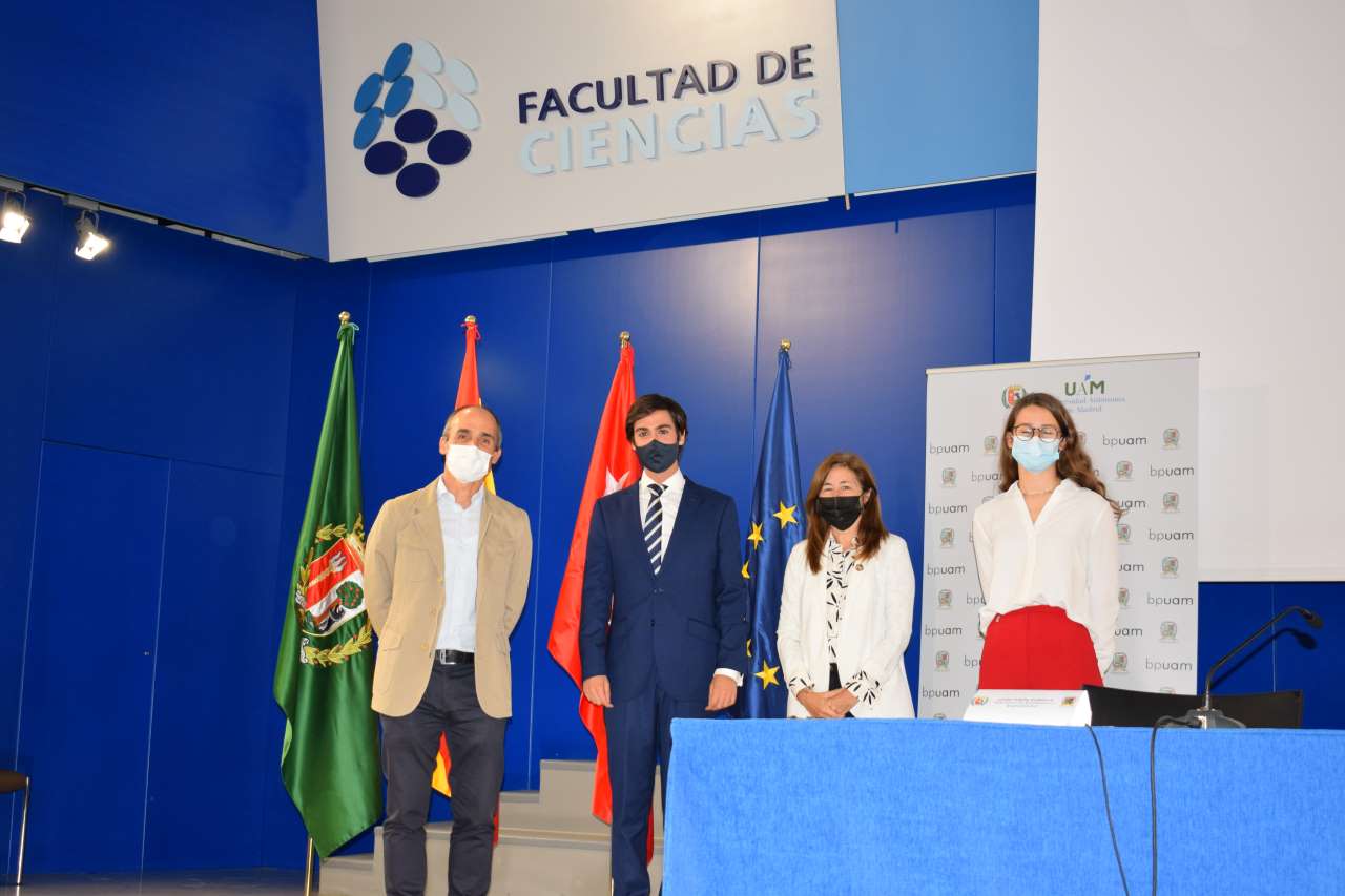 De izquierda a derecha, el vicerrector de Estudiantes, Javier Oubiña; Juanjo Amorós, la rectora y la vicepresidenta del torneo.