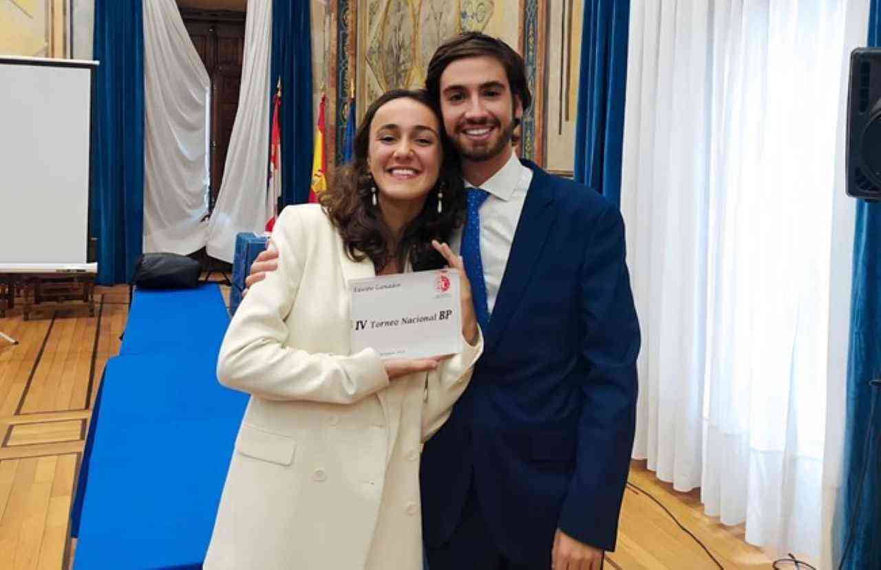 Cristina Oñate y Juanjo García Amorós posan con el documento que les acredita como campeones del torneo.