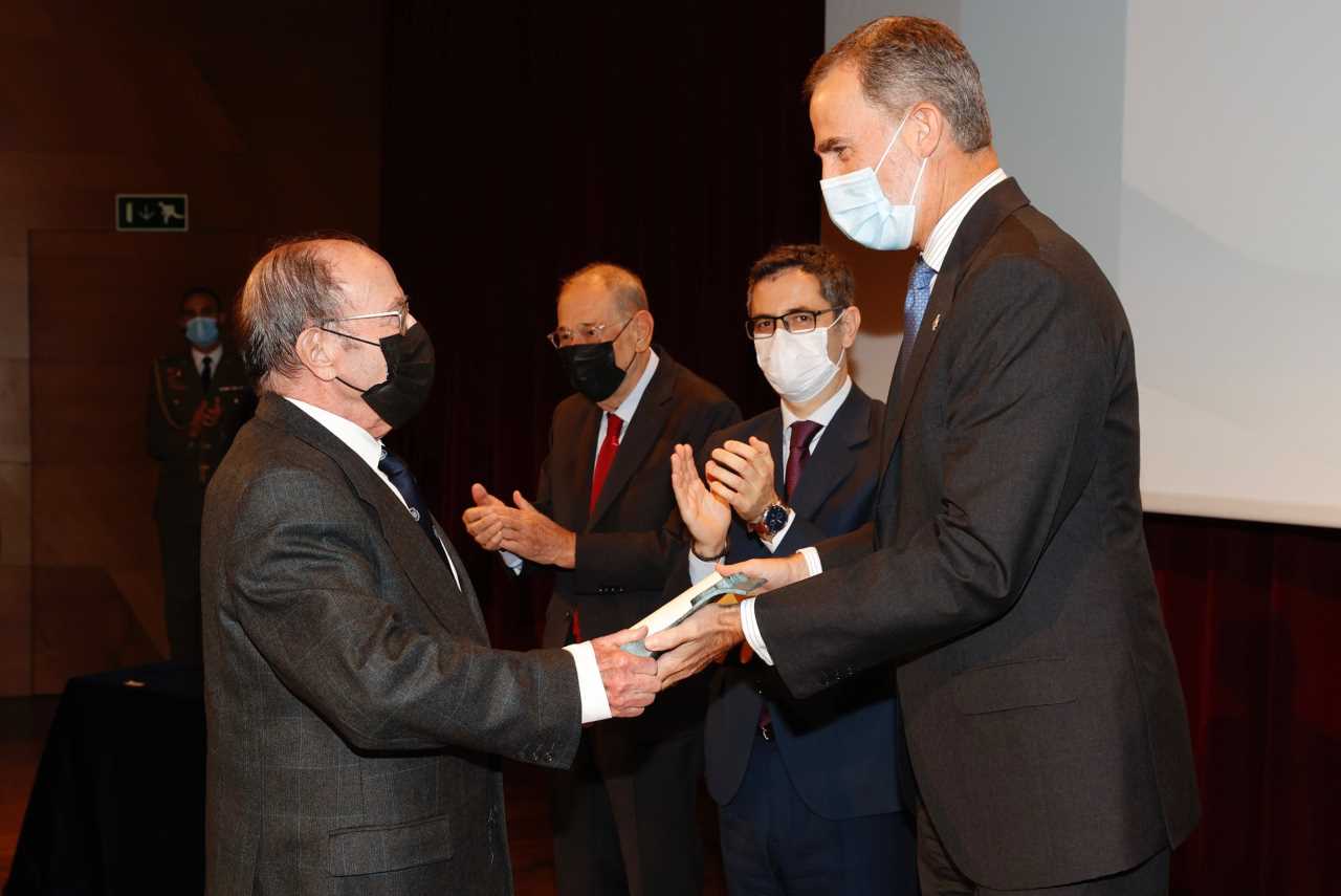 El catedrático de Sociología de la UAM Miguel Beltrán recoge el premio de manos del ReY