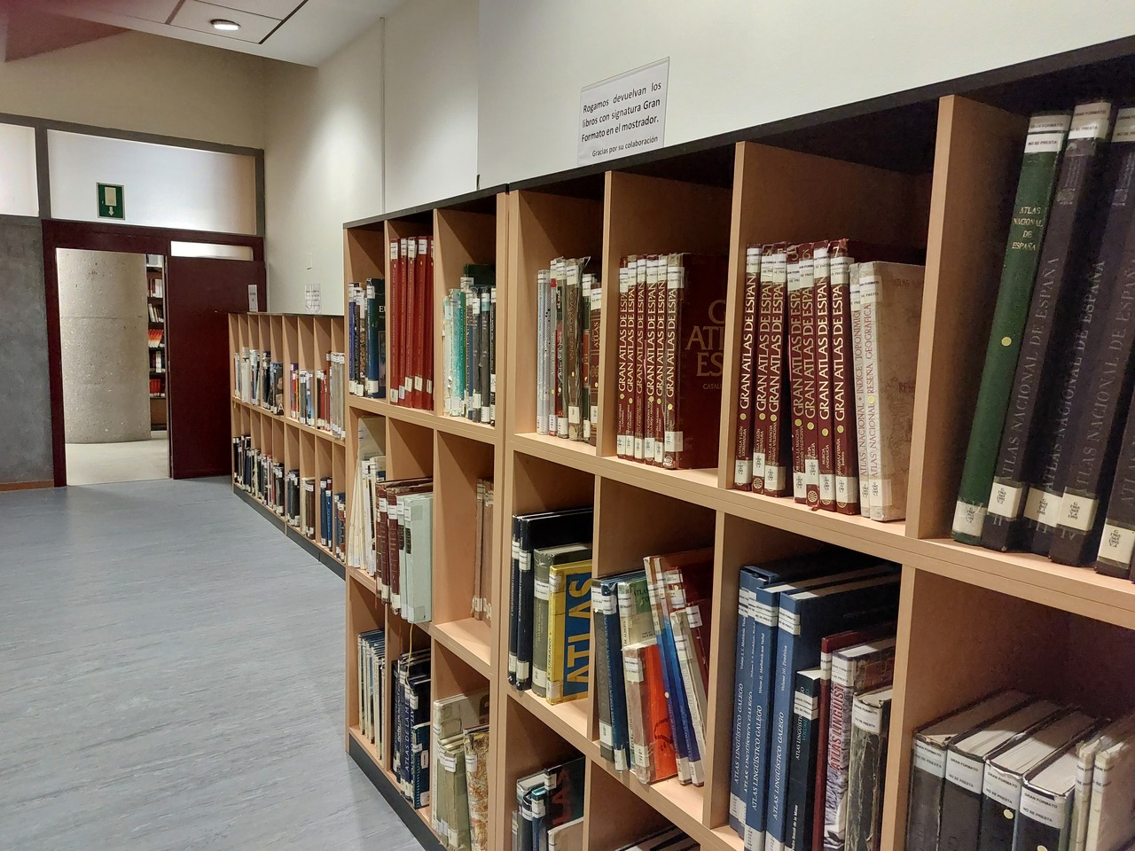 Vista de las estanterías donde se alojan los libros de Gran Formato