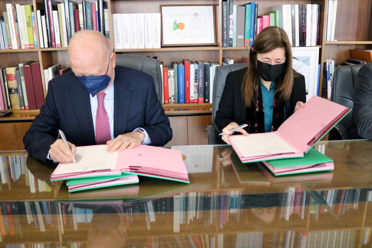 El presidente de ASISA, Francisco Ivorra (izd.) y la rectora Amaya Mendikoetxea firman el acuerdo en el despacho rectoral. 