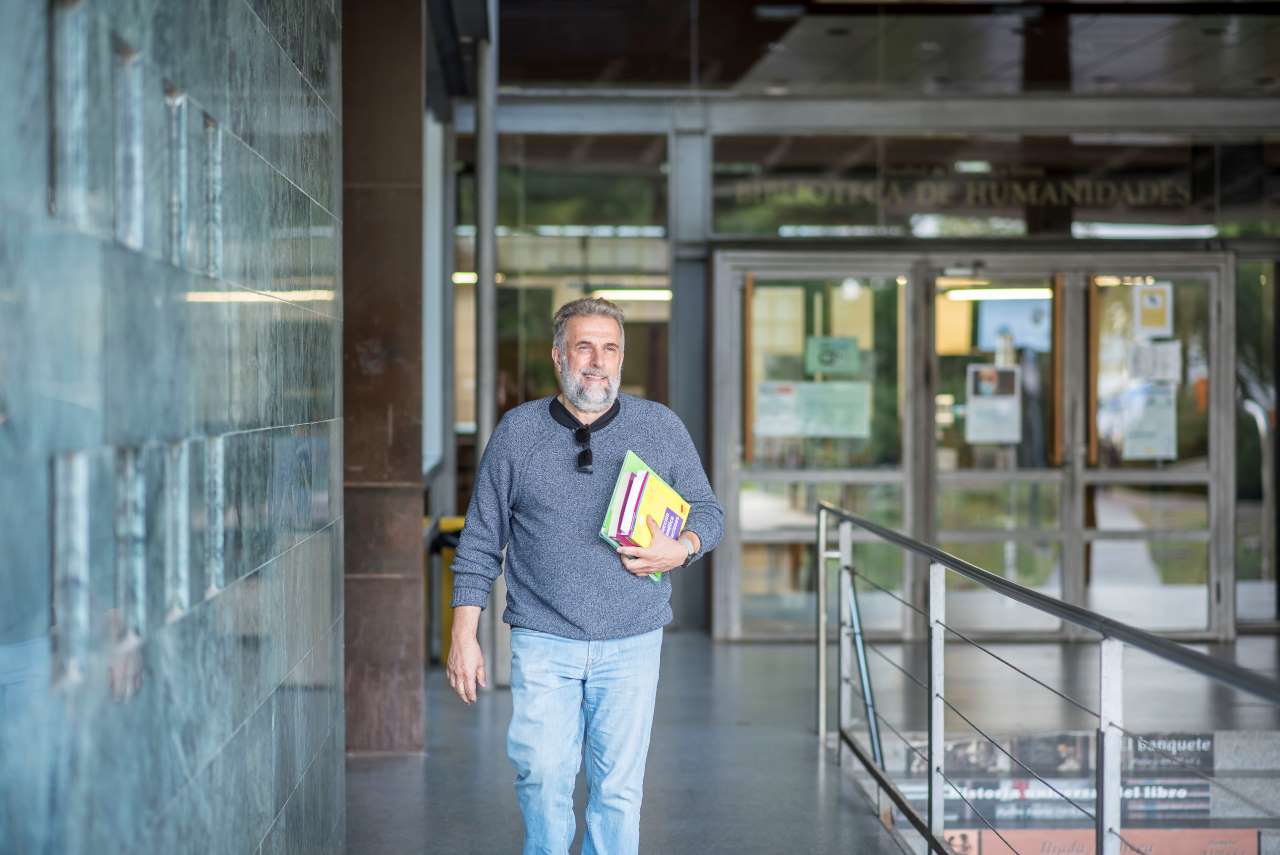 Un estudiante mayor de 45 años saliendo de la Biblioteca de Humanidades de la UAM.  