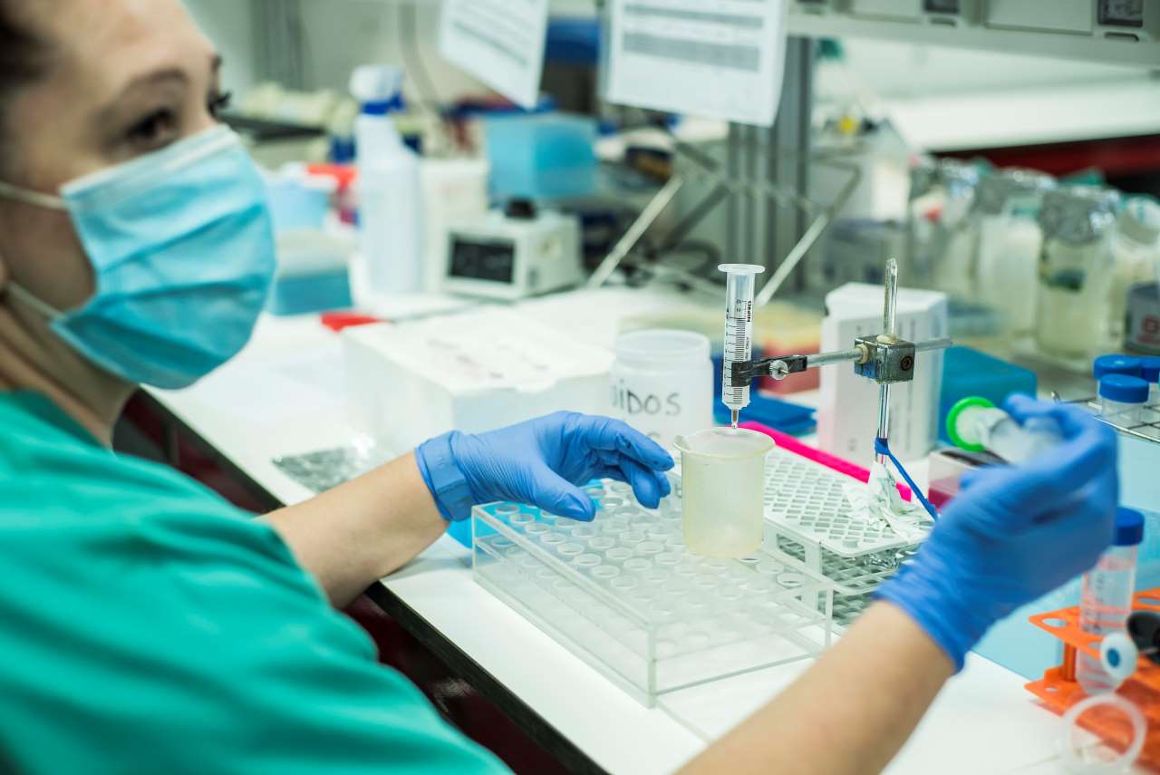 Imagen que muestra a una investigadora en un laboratorio de la Facultad de Medicina