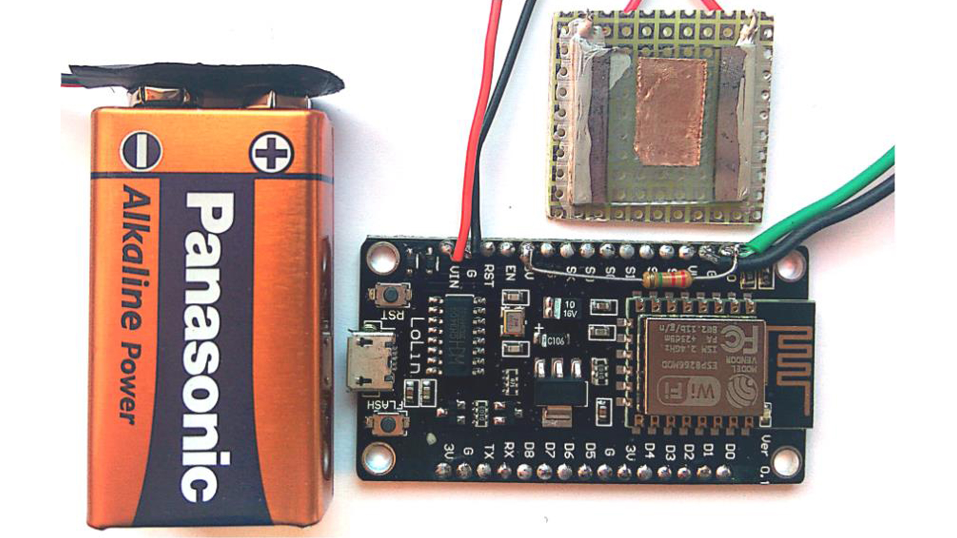 Imagen del prototipo de sensor de deshidratación, que incorpora un microprocesador portátil con WiFi que registra y transmite las señales en tiempo real.