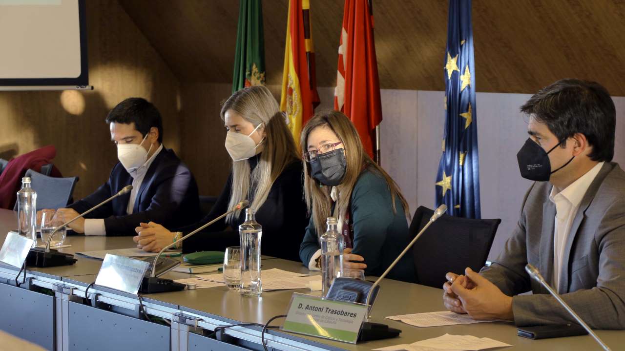 En la mesa, de izquierda a derecha, el director general para Europa de TotalEnergies Renewables International, Yago Mancebo; la secretaria de Estado de Energía, Sara Aagesen; la rectora amaya Mendikoetxea y el director del CTFC, Antoni Trasobares