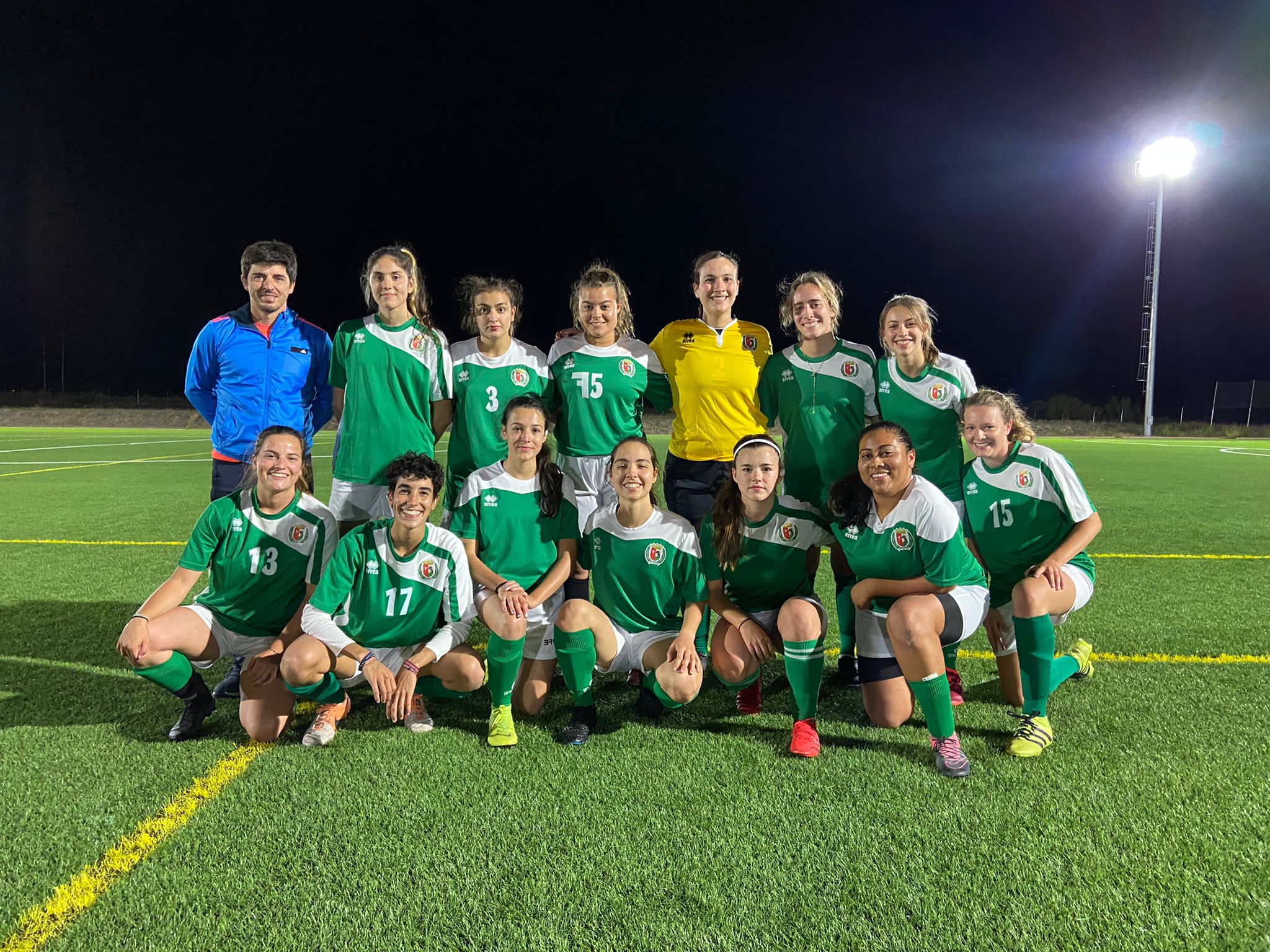 Foto de las jugadoras y entrenador del equipo Fútbol 11 Femenino UAM. Temporada 2021-2022