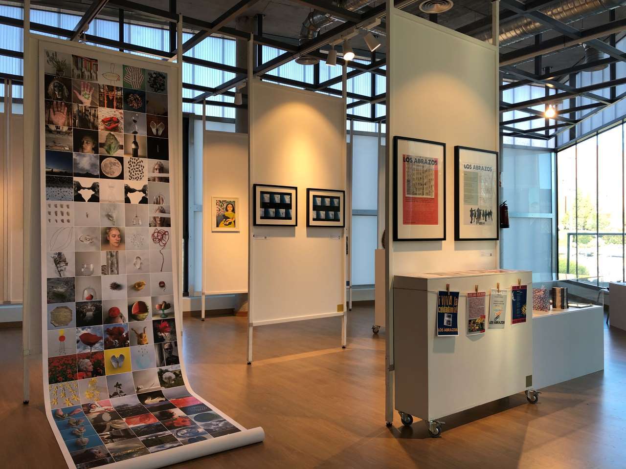 Imagen de algunos de los expositores que se muestran en la Sala de Exposiciones de la  UAM. 