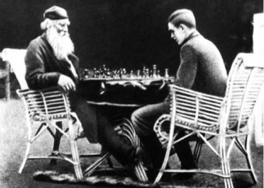 Tolstoy jugando al ajedrez con el hijo de Vladimir Chertkov