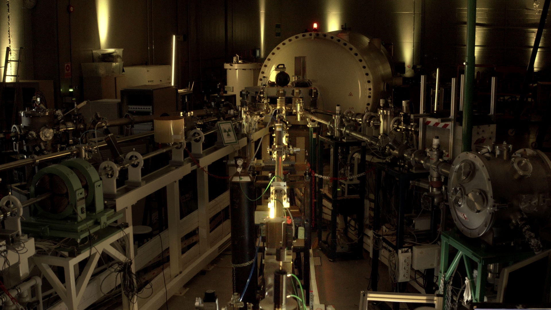 Imagen que muestra uno de los fotogramas del documental en el que se ve el acelerador de iones del CMAM.