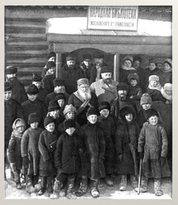 Tolstoy inaugurando una biblioteca rural