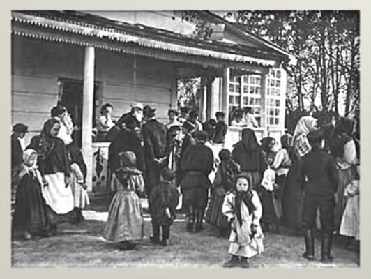 Tolstoy con un grupo de campesinos y sus hijos