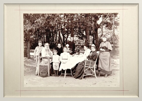 El matrimonio Tolstoy con algunos de sus hijos y nietos