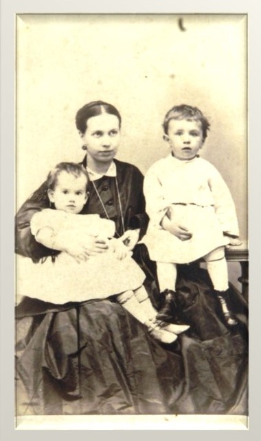 La condesa Sofía Tolstoya con dos de sus hijos
