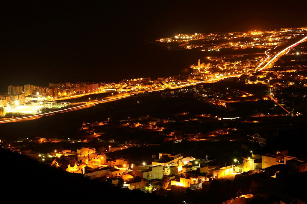 Imagen que muestra una vista nocturna de los núcleos urbanos del sur de Tenerife.
