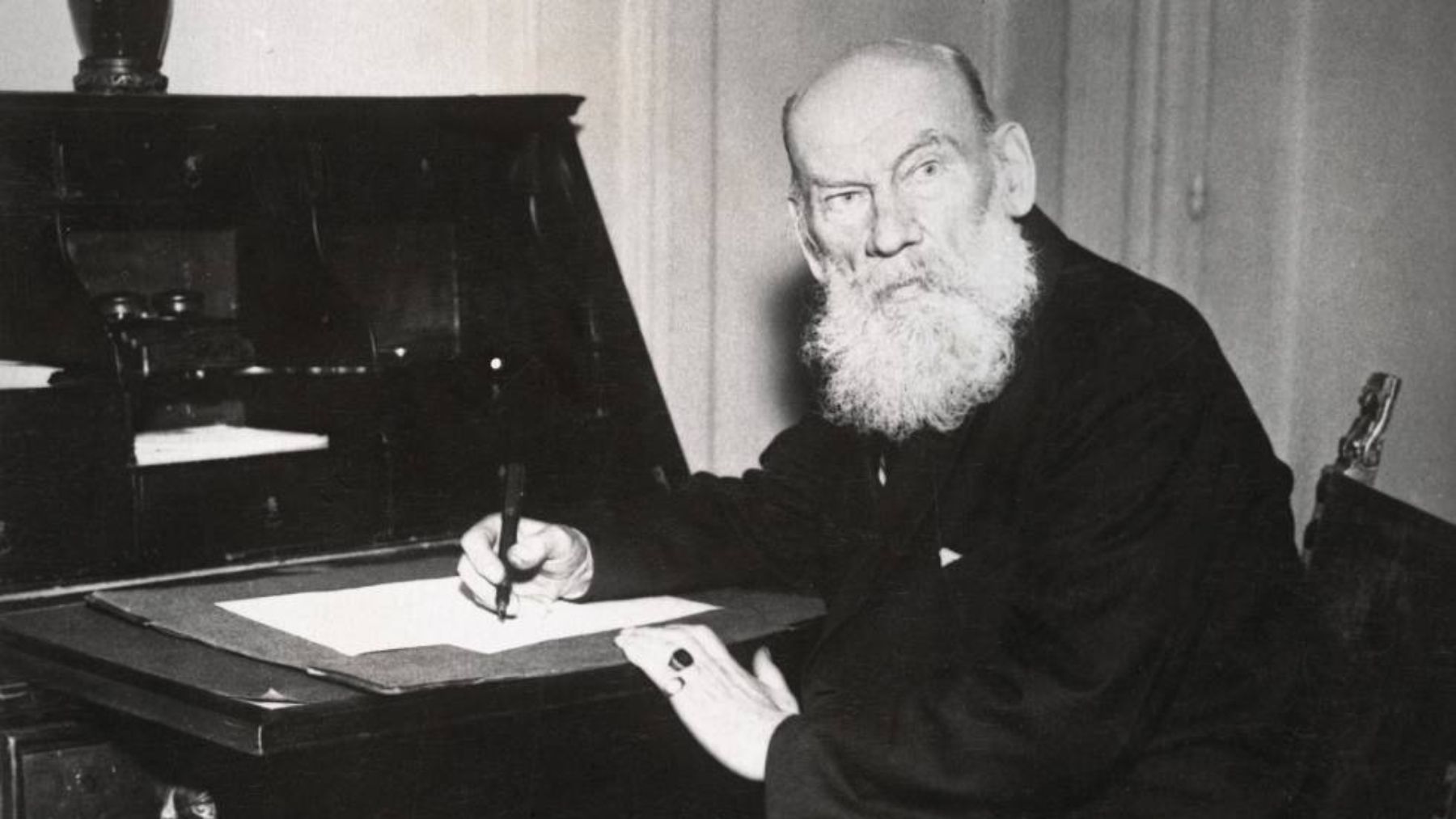 Tolstoy escribiendo